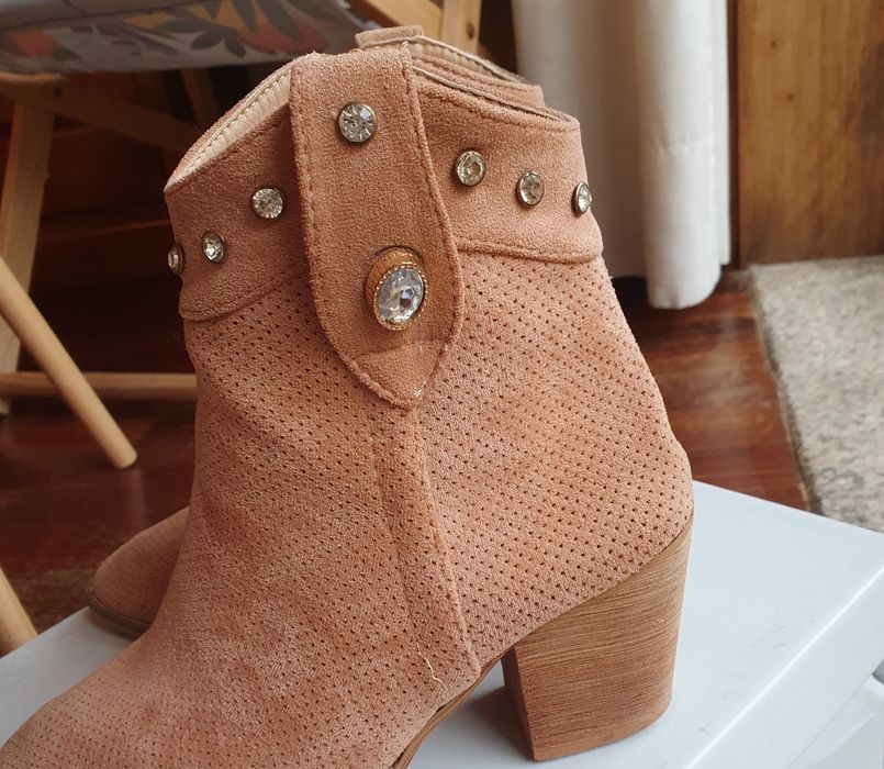 Botins novos camurça