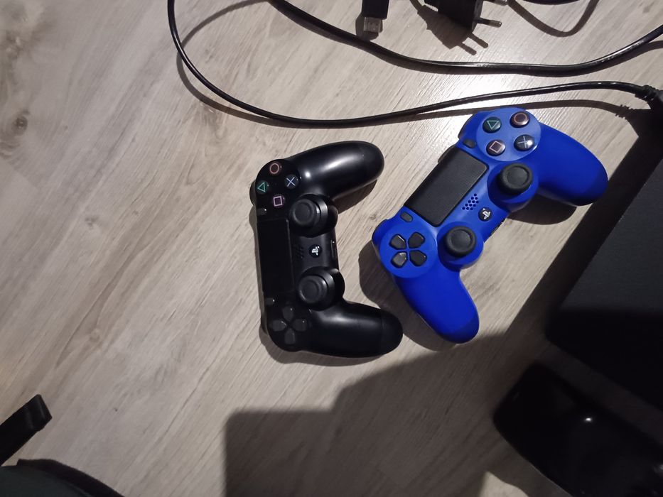 Konsola PS4 + akcesoria i gry