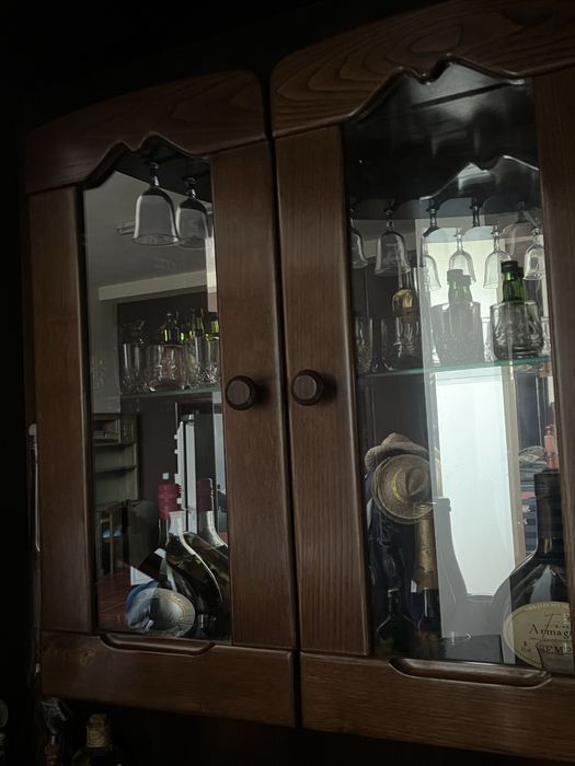 Bar de sala, com dois bancos