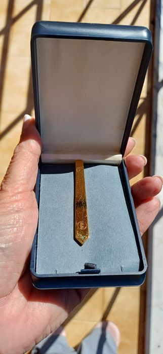 Alfinete de gravata dourado MM