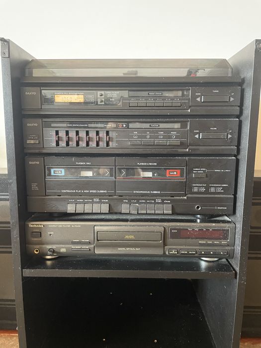 Aparelhagem da Sanyo com gira discos, leitor de CDs e coluna