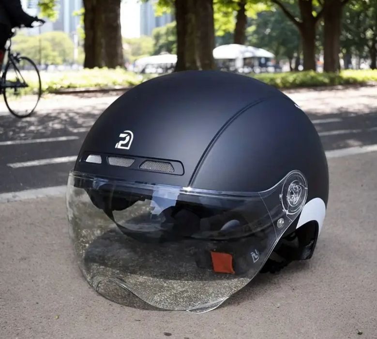 Kask rowerowy z regulowanymi goglami / z otwieraną szybką