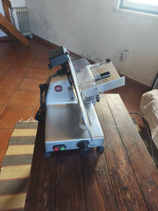 Máquina Profissional de Cortar Fiambre e Carnes em Inox – Elétrica