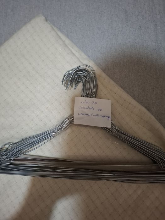 Lote 30 cabides  de arame