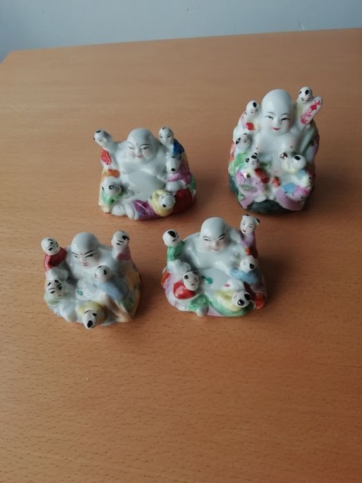 Conjunto de Budas em loiça.
