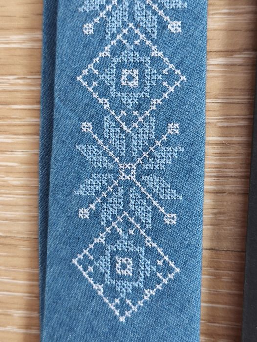 Тонка вишита краватка