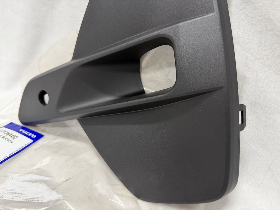 Kratka Halogenu Prawy Przód VOLVO XC40 23r.- EX40 25r.-NOWA CZARNY MAT