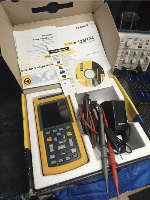 Fluke 124 Industrial ScopeMeter 40 MHz – komplet, bardzo dobry stan