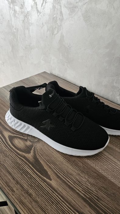 Кросівки  чорні 42 розмір