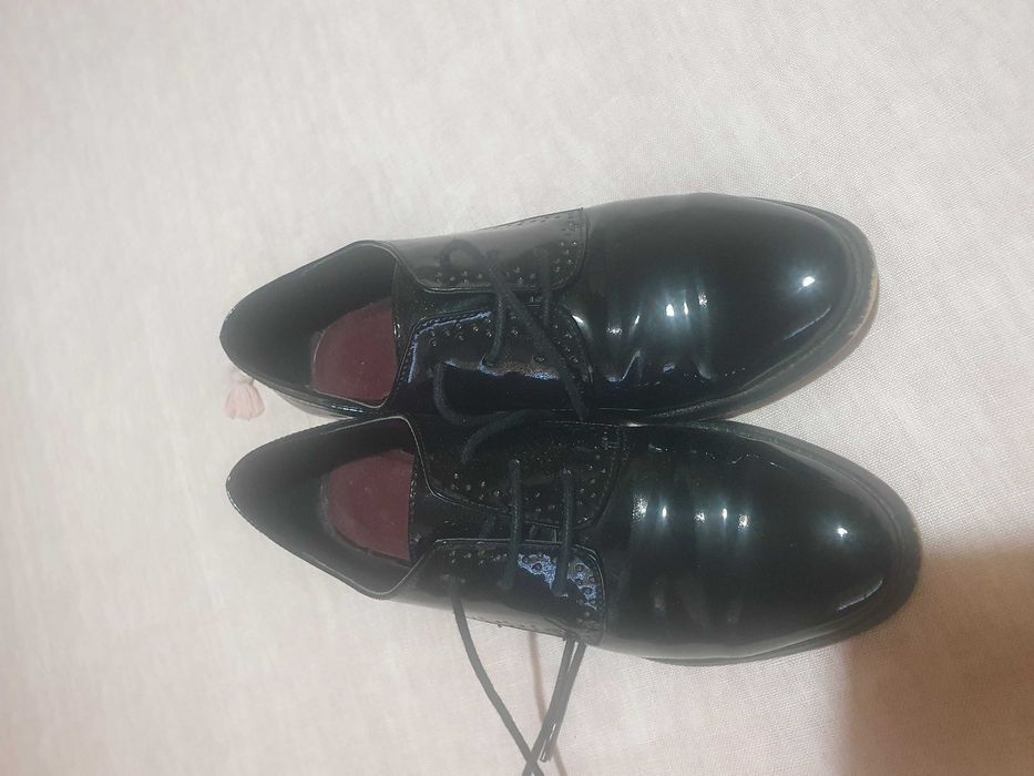 sapatos preto de verniz com atacador zara