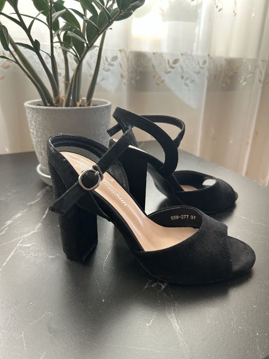 Босоніжки жіночі