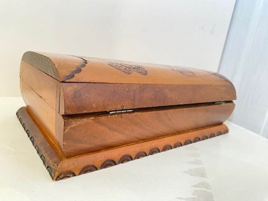 Caixa porta jóias antiga em madeira maciça e forro em seda.