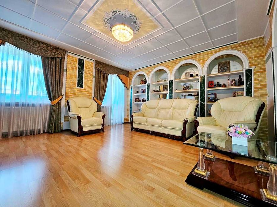 Продається простора дворівнева 3-кімнатна квартира...