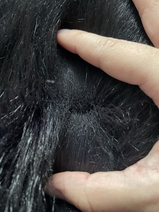 Штучне хутро чорного кольору