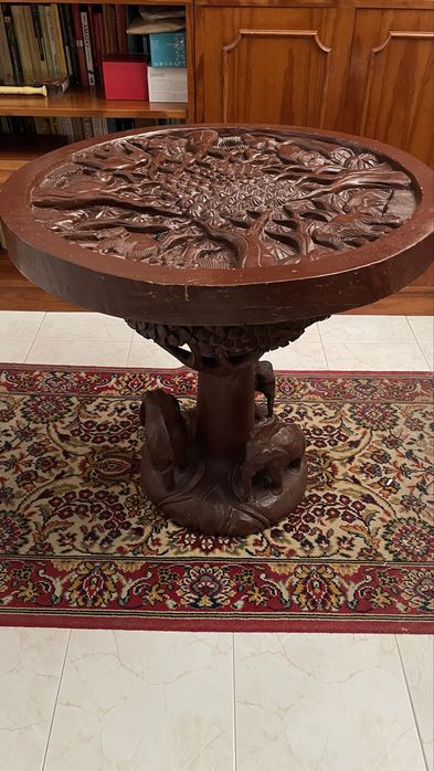 Mesa de madeira com escultura
