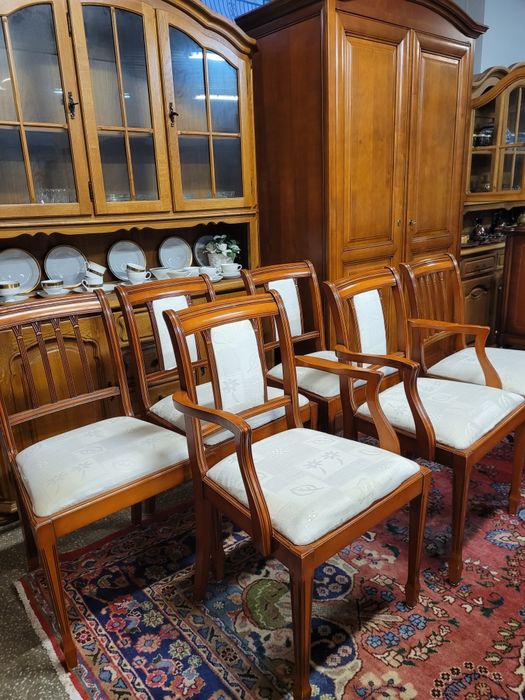 Krzesła piękne angielskim stylu w jasnej tapicerce