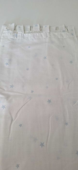 Cortinado bébé branco com estrelas azuis