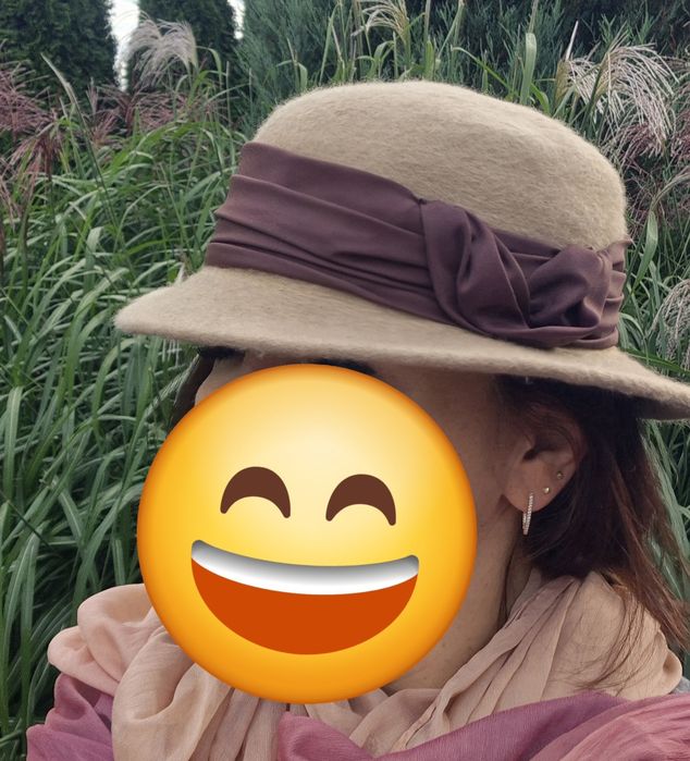Beżowy, wełniany kapelusz damski w stylu retro.
Obwód 57 cm