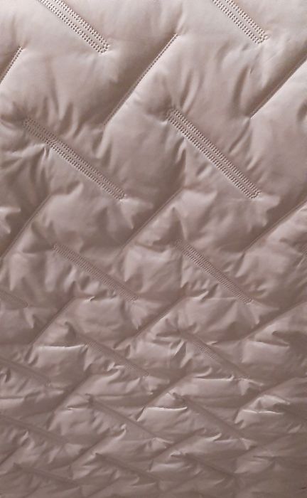 Жилетка дуже гарної якості і кольору.Заміри ог -120,довжина 77.