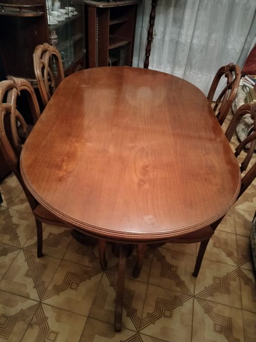 Mesa e móvel sala de jantar