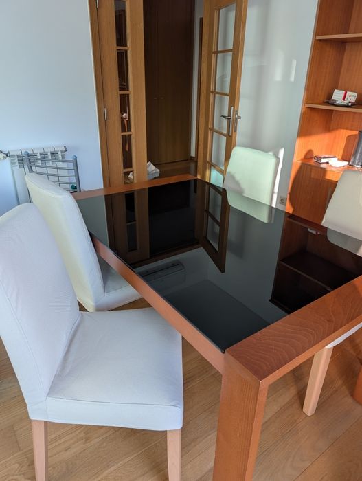 Mesa de madeira maciça e cadeiras de tecido branco