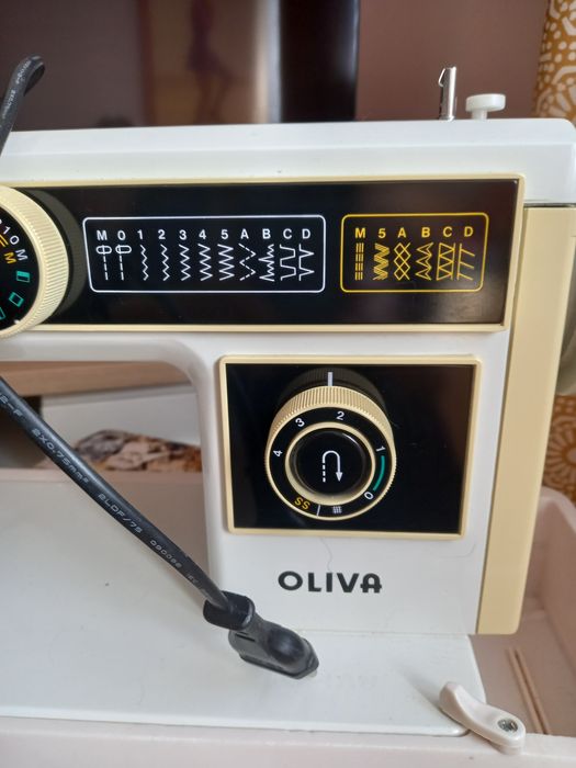Máquina de costura oliva.