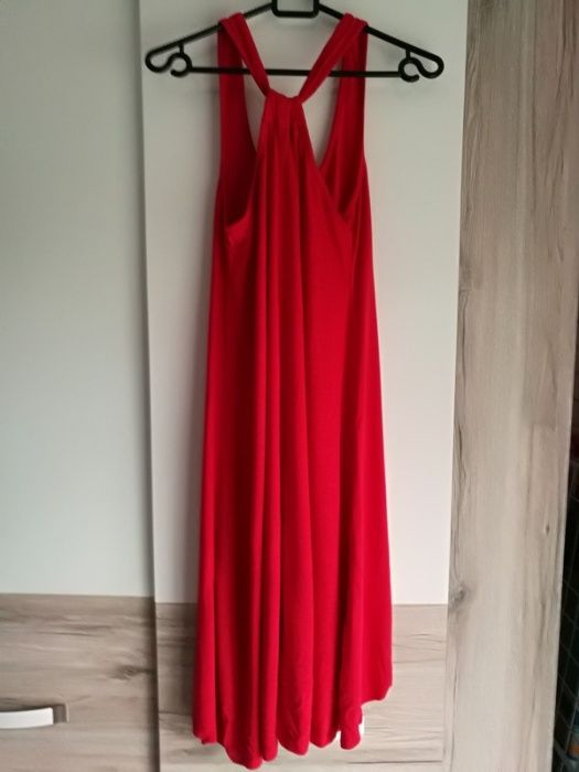 Czerwona sukienka Reserved