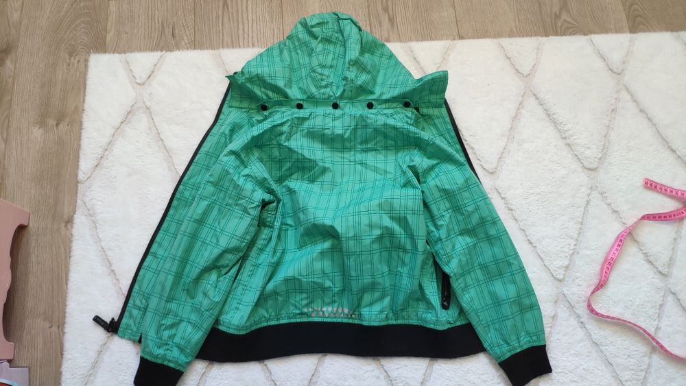 Куртка вітровка на хлопця розмір 140