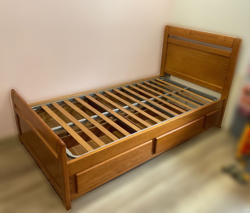 Cama + mesa de cabeceira