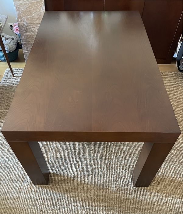 Mesa de jantar em madeira
