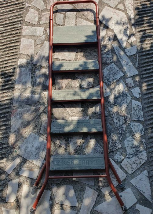 Muito raro escadote antigo, marca Sardão, em ferro, recuperado