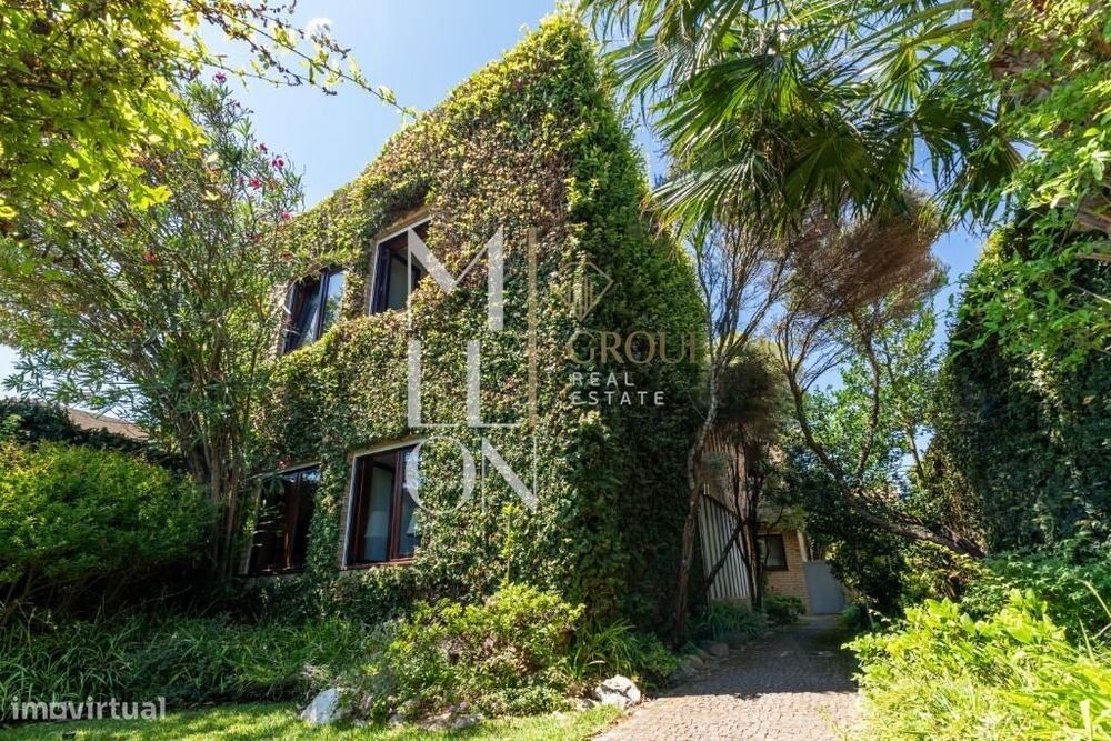 Moradia com 4 Frentes, Jardim e Garagem – Perto do Mar