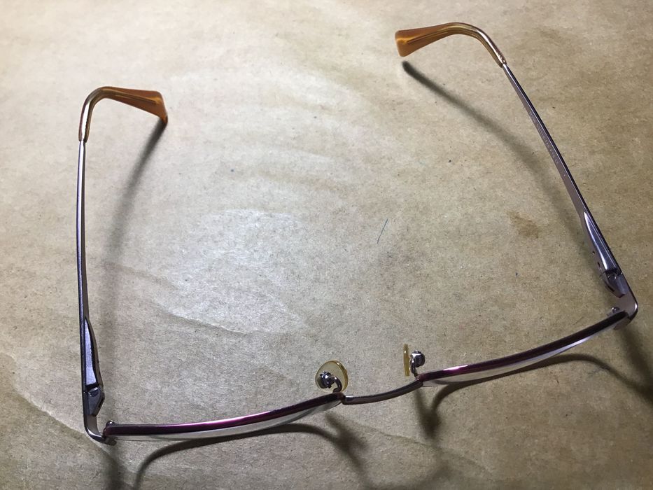 Armação de óculos em metal e lentes graduadas