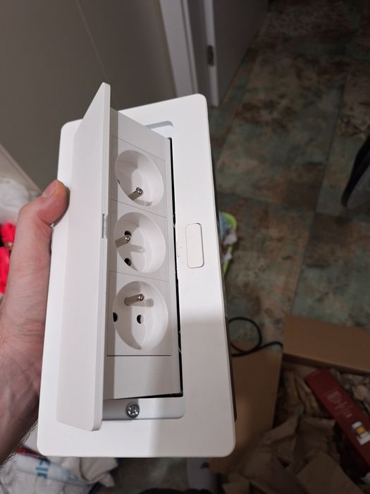 Gniazdo potrójne chowane w blat nadblatowe gniazdo wpuszczane białe