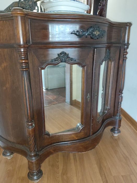 Armário antigo com portas espelho