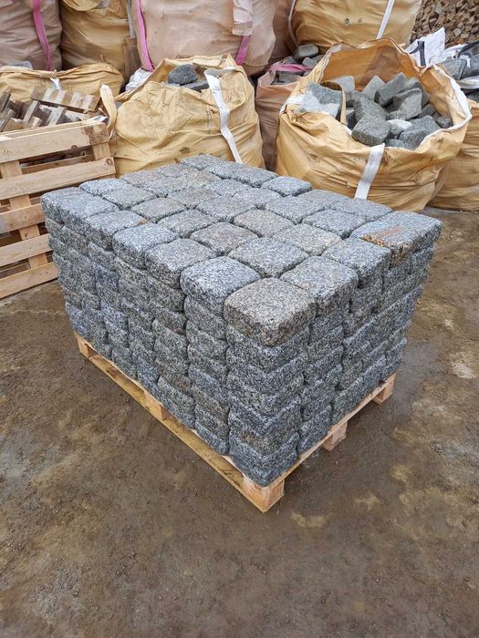 Kostka granitowa cięto-łupana otoczona 16/16/6; 16/16/8 szaro-ruda