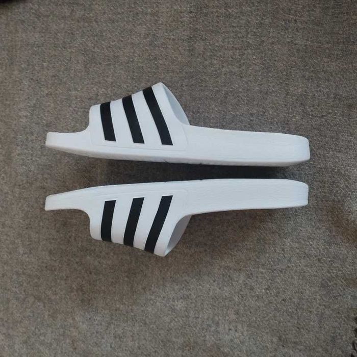 Białe klapki Adidas basenowe na plaże pod prysznic piankowe gumowe