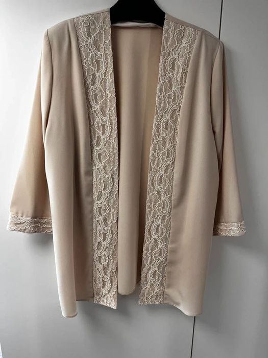 elegancka narzutka koronkowe wstawki kimono kardigan beżowa nude wesele komunia impreza wizytowa plus size