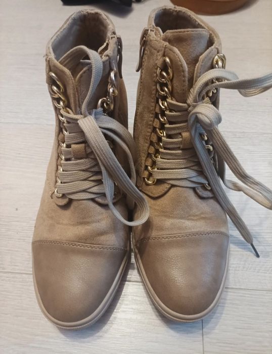 Beżowe buty na platformie