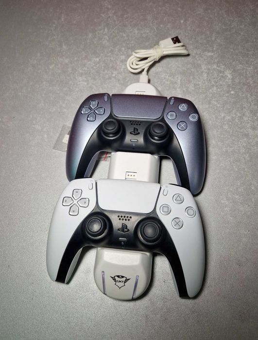 Konsola Playstation 5 825GB z napędem+ 2 pady+ akcesoria