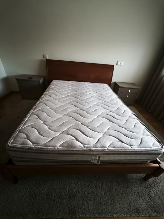 Cama c/ cabeceira de madeira nogueira sem colchão