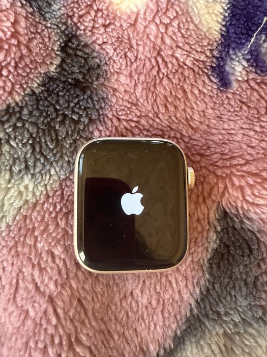 Apple watch SE 2023 gold 44 mm.