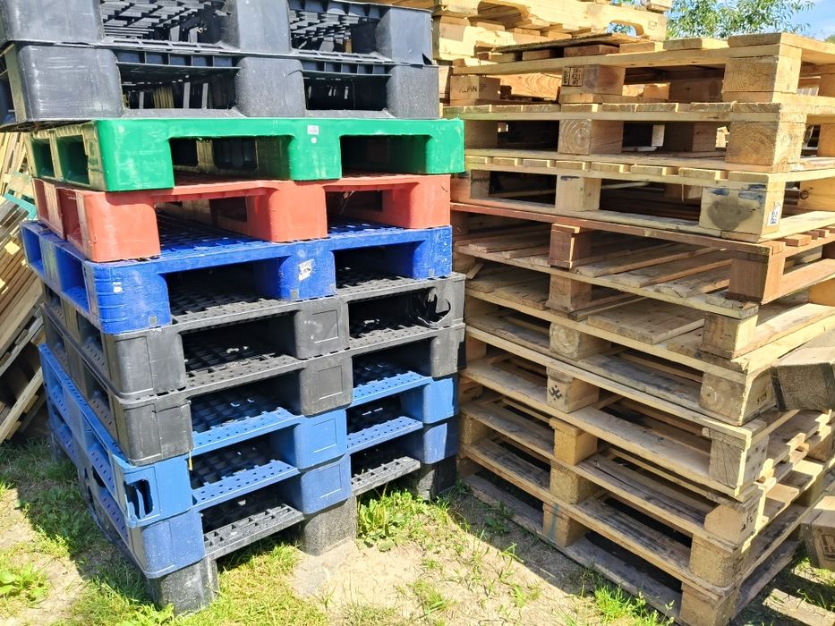 Palety plastikowe około 22 sztuk