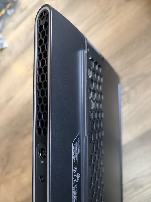 Dell Alienware 17 r5 AMD 6900HX  Radeon 6850M 12GB DDR 32GB SSD 1Tb