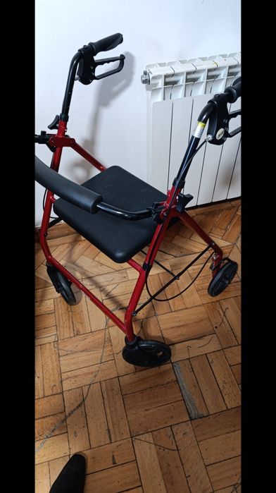 Andarilho com travões e com rodas  e dá para recolher e por carro