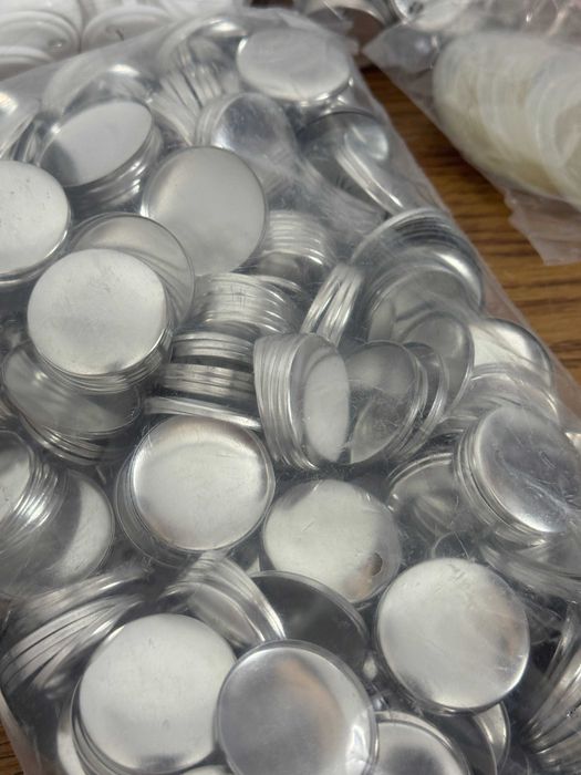 Komponenty do tworzenia przypinek 32mm - 1500 części składowych do wyciśnięcia 500 buttonów