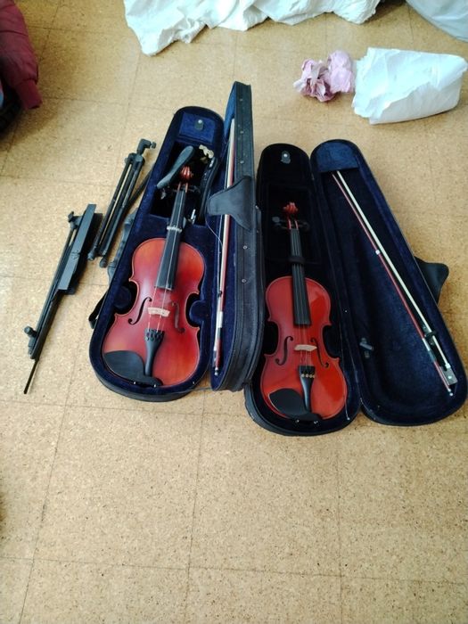 Violino estojo e tripé 4/4  e outro 3/4