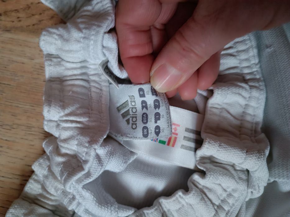 Białe sportowe piłkarskie spodenki Adidas Tiro