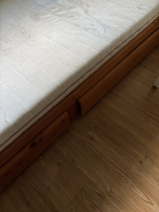 Cama solteiro com duas gavetas, sem colchão.