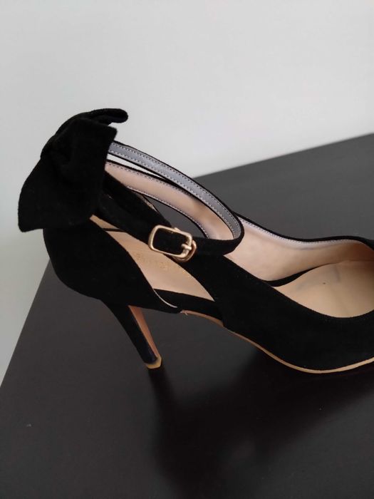 Sapatos salto alto com laço